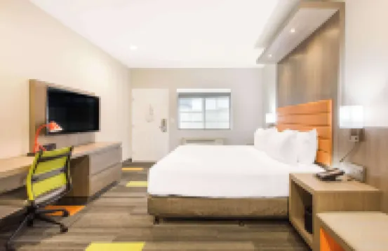 Rodeway Inn Near Melrose Ave Hotels near Paramount Studios