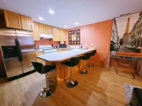 Charming & Cozy Apartment w/ Hot tub patio. Hotels in Kenmore