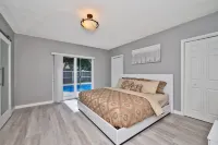 Spacious 4 bedrooms, 2 bathroom house with pool Publix Super Market at River Run Shopping Center附近的飯店