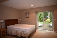 1 Bedroom minutes to beach & a block to trail with  private entrance . Hotels in 