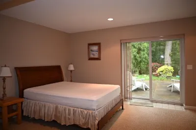 1 Bedroom minutes to beach & a block to trail with  private entrance . Hotels in 