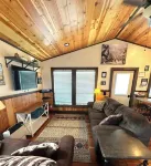 Beautiful new luxury cabin on large private lot