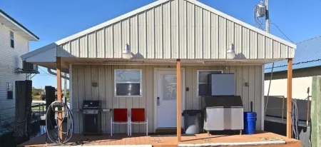 Beautiful Super Strike Houseboat-2 Br/1.5 BA in Cypress Cove Marina-6 Beds Отели в г. Плакеминс Пэриш