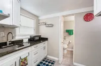 Cozy 1-Bedroom Retreat Near Downtown & Legoland