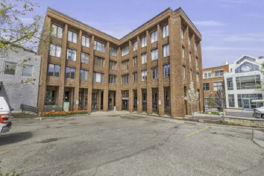 Stylish Comfort and Central Location - Inviting Urban Escape