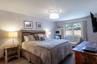 Charming Condo with Cozy Living Space and Balcony - Inviting Escape 데어 밸리 리조트 주변 호텔