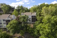 Charming Condo with Pool Access and Nature Trails - Serene Retreat Margaritaville Lake Resort Lake of the Ozarks 주변 호텔