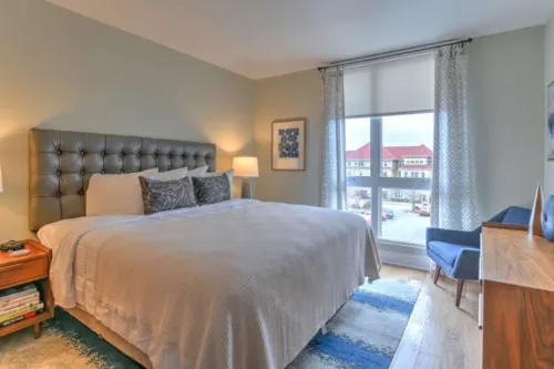 Mountain Views and Cozy Balcony - Spacious Downtown Escape