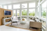 Elevated Living with Hill Country Views - Charming Treehouse Retreat فنادق في Blanco