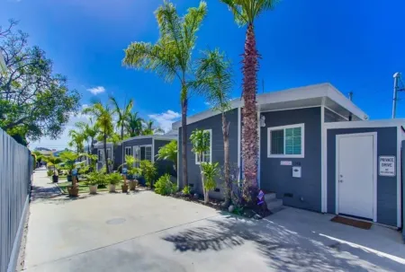 Charming Cottage with Cozy Patio and Fire Pit - Inviting Beach Retreat Отели рядом с достопримечательностью «Мишен Бич»