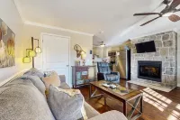 Cades Cove Landing Condo-Little River Loft Hotels in Townsend