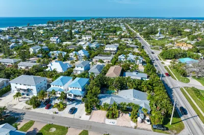 Luxurious Oasis Hideaway - Heated Pool, Hot Tub, Spa, BBQ Hotels near Manatee Public Beach