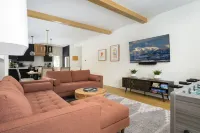 Stunning Mountain Villa with Chef's Kitchen and Hot Tub - Exquisite Retreat Hotels in Fraser