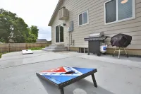 Projector, Foosball, Fenced Yard - Spacious Charming Retreat Hotels in Broomfield
