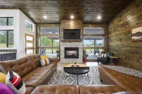 Hot Tub, Fire Pit, Pool Table and Family Friendly Access - Modern Oasis Hoteles en Condado de McCurtain