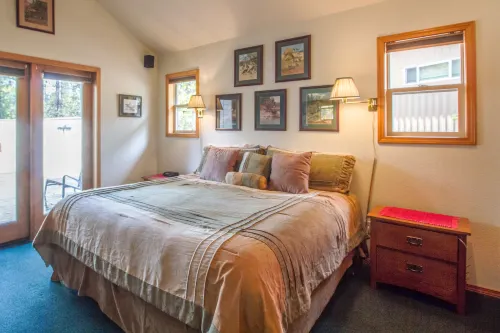 Cozy Gas Fireplace and Private Hot Tub - Charming Retreat