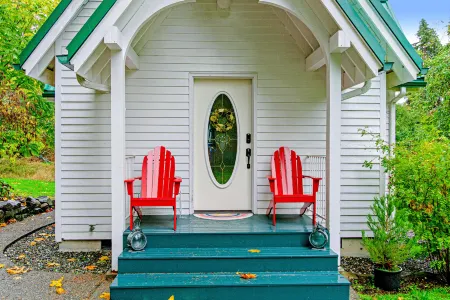 Fairytale Cottage with a Lovely Meadow Setting, Patio & WiFi - Walk to KVI Beach Отели рядом с достопримечательностью «Lavender Hills Farm»