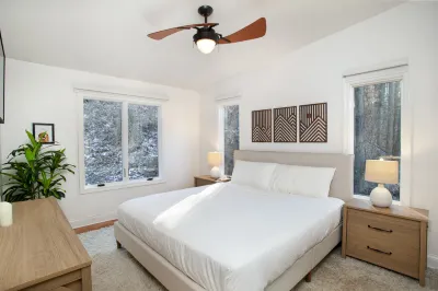 Inviting Lounge with BBQ and Roku TV - Charming Downtown Escape