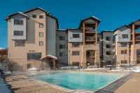 Hot Tub, Pool and Mountain Views - Charming Alpine Retreat Hôtels à : Comte de Summit