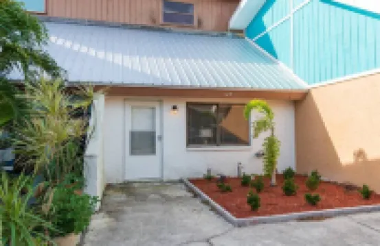 Spacious Townhome with Private Patio - Luxurious Tranquil Oasis