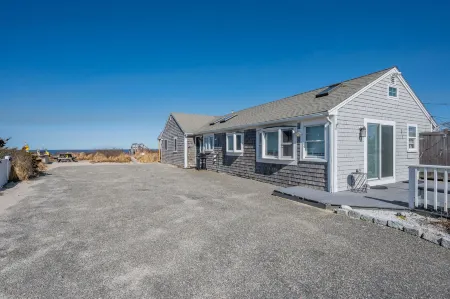 Ocean View and Steps to Beach - Charming Coastal Retreat Отели в г. Сандуич