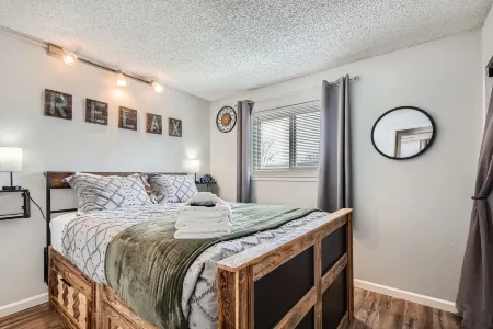 Charming Getaway with Hot Tub and Cozy Workspace - Inviting Retreat