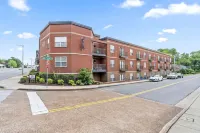Spacious Living Area and Rooftop Bar Access - Stylish Haven Hoteles en Clarksville