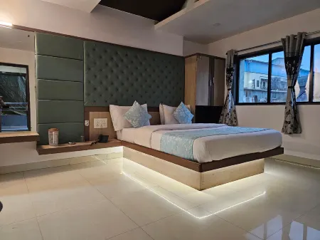 Hotel Sunrise Отели рядом с достопримечательностью «Poonam Chowk»