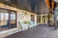 Hot Tub and Breathtaking Mountain Views - Stunning Rustic Retreat Hotels in Fannin County