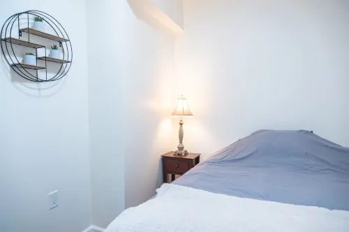 Spacious Living and High-Speed Wifi - Charming Urban Retreat