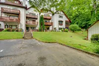 Hot Tub, River Access, and Walkable Location - Charming Retreat فنادق في White County
