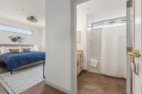 Lakeside Condo - 2BR, Lake Michigan Views & Massage Chair Hotel dekat Dumper Dan's Fishing and Lodging