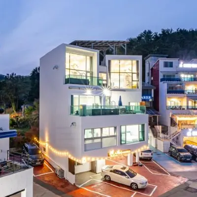 Geojae Sunstay Poolvilla Hotels near Maengjongjuk Theme Park