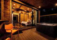 Kenya Safari Lodge w/ hot tub- Four Fillies Lodge Hotels in Peterstown