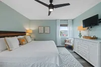 Cozy Beachside Condo Sleeps 8! Mins from Sand+Pool.