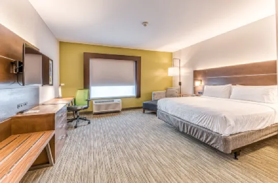 ฮอลิเดย์ อินน์ เอ็กซ์เพรส แอนด์ สวีท แรนทูล บาย IHG โรงแรมใน