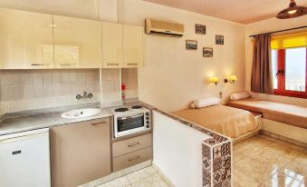 Apartment - Sleeps 10 - Parking - Garden - Pool