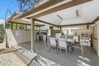 Smugglers on the Beach Hotels in Korora