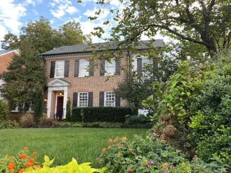 Inn at 605 Отели рядом с достопримечательностью «Уильям & Мэри»