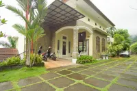 RedDoorz Syariah Near Ngade Lake Hotels near Pelabuhan SPeed Boat Tidore