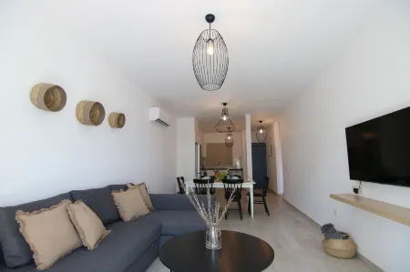 Phaedrus Living: Seaside Luxury Flat Limnaria 152 Отели рядом с достопримечательностью «Царские гробницы»