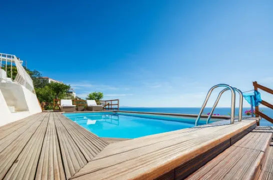 Luxury Villa Vittoria- Villa with Garden Swimming Pool and Jacuzzi Overlooking the Sea