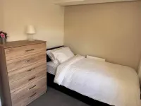 5 Bedroom Cosy Bloxwich Stay - WiFi & Free Parking Hotel dekat Walsall Museum