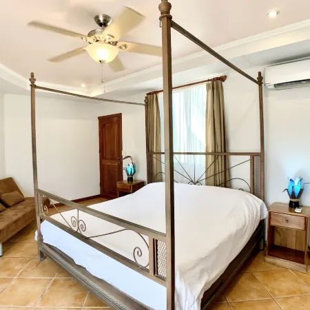 Villa Arenas- Private Pool & Easy Beach Access in Jaco