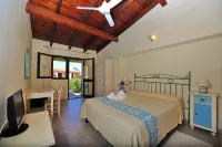 Hotel l'Esagono Hôtels à proximité de : Spiaggia Li Cuppulati e Li Cucutti