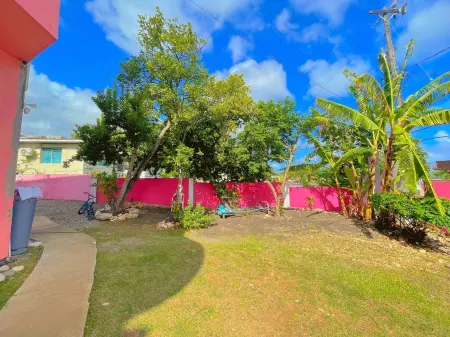 A Taste of Jamaica Lavern’s Place Отели рядом с достопримечательностью «Тертл Ривер Фолс & Гарденс»