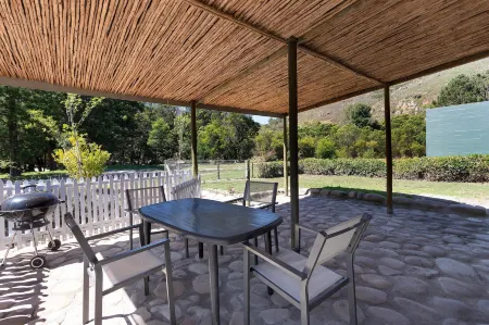 La Ferme Guest Farm Отели рядом с достопримечательностью «Groot Drakenstein Prison»