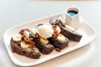 Courtyard Mesa at Wrigleyville West