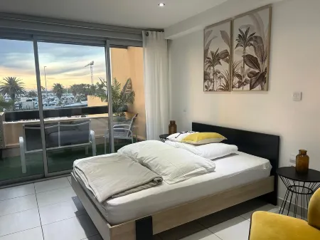 Hôtel Riad 5 Studio Cap Libertin Village Naturiste Отели рядом с достопримечательностью «Парк атраксьон Марсейан пляж»