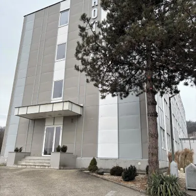 City Hotel B&B, Reception 24 7, 800m od-from R1, Free Parking Hotels near Slovak National Uprising Square